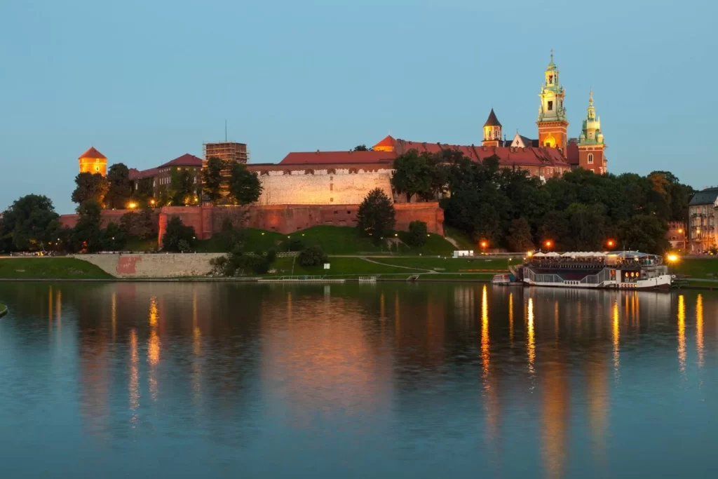 Relax-at-the-Vistula-River-at-night-in-Warsaw