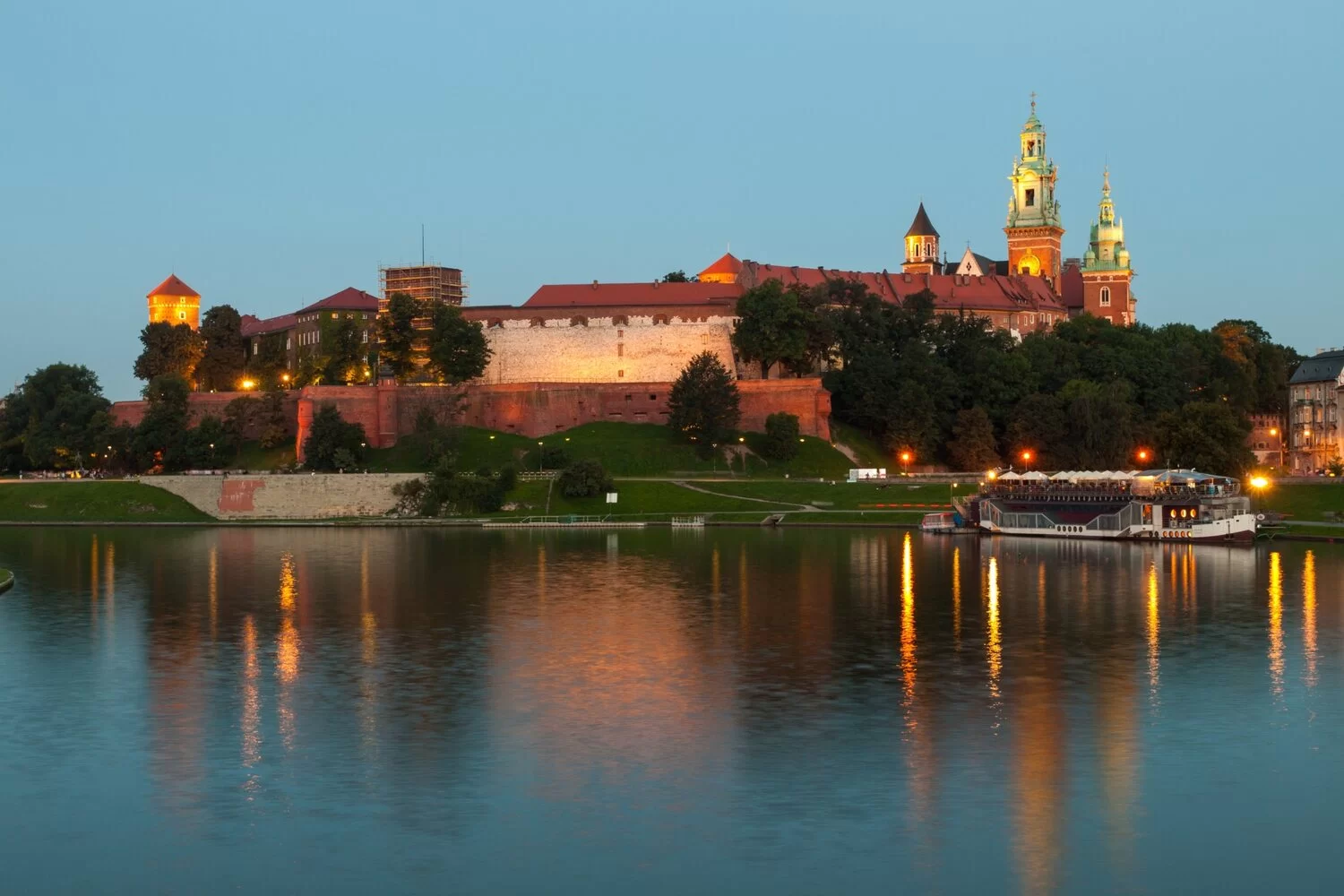 Relax-at-the-Vistula-River-at-night-in-Warsaw